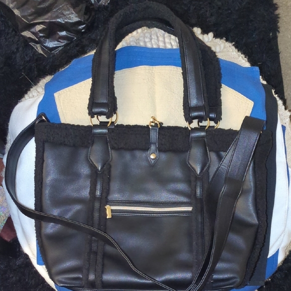 G.I.L.I Reversible Sherpa Tote Black Bag / Matching Sherpa Pouch Asking Only $45 - Picture 4 of 13
